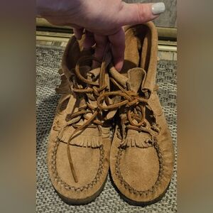 Laurentian Chief suede fringe ankle moccasins. 7 Womens